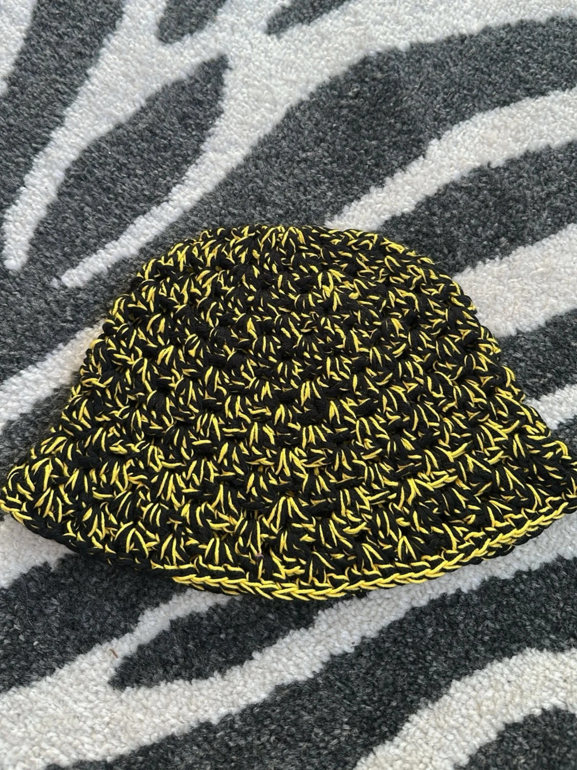 Svart och gul virkad bucket hat
