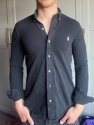 Ralph Lauren skjorta - As fet svart raffe skjorta | Storlek: small. Modell: 178cm & 75kg | Nypris är 1400kr, vårat är 449. Mvh!