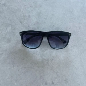 Svarta solglasögon - Ett par solglasögon som är nästan identiska med  Rayban boyfriend. Solglasögonen är i nyskick