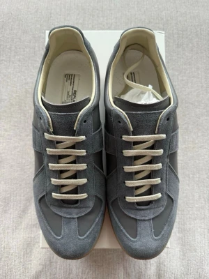 Grå sneakers från Maison Margiela - Great condition, never worn. Comes with the box and dust bags. Same day shipping. Mystery present included. Feel free to ask questions.
