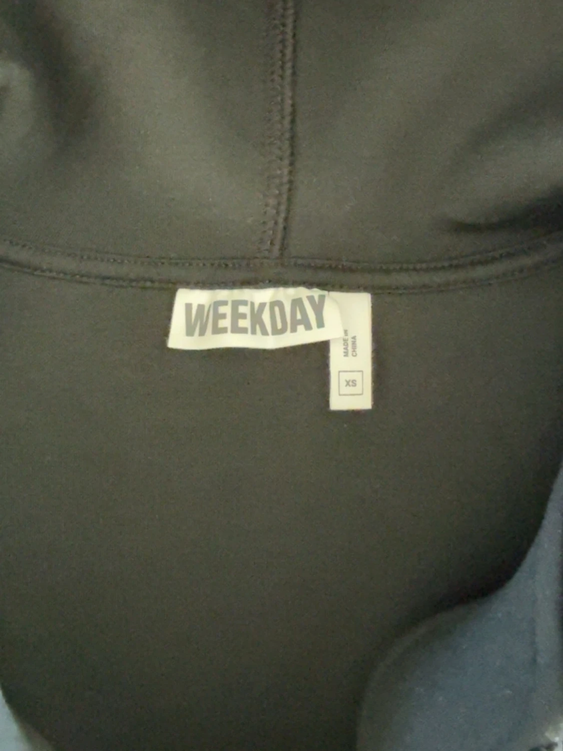 Svart hoodie med dragkedja från weekday - 2