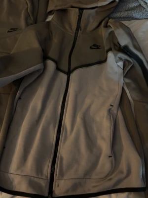 Nike tech dress  - Säljer pga inte används. Jättefint skick, tröjan sitter som S. Skriv om fler bilder med bättre ljus önskas.