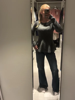 Grå peplumstickad tröja - Skit snygg grå stickad tröja med peplum-modell och rund halsringning. Mycket bra skick använd några få gånger! I storlek S.