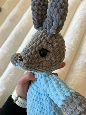Grå kanin snuggle med baby blå klädsel - Detta säljer jag åt min kompis som har virkat denna fina fina grå kanin med baby blå klädsel, huvudet, armarna och fötterna är stoppade men inte magen så det blir en snuggle😊🫶🏼
