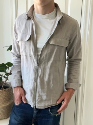 Ciszere line overshirt  - Ciszere line overshirt, lite stor på modellen. Inga defekter! Modellen i bilderna är 180 cm 75 kg och bär Storlek M , Kom med frågor! 🌟 (Kan gå ned i pris vid köp av paket 😉) 