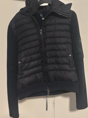 Marinblå cardigan  från Moncler - Här är min marinblå moncler cardigan Moncler som jag säljer för att jag inte använder den längre den är i bra skick utöver att lappa har gått sönder som man ser på andra bilden går att scanna tagen på armen 