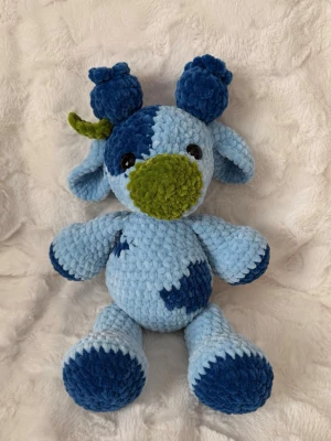 Virkad blåbär kossa💙 - Virkad blåbär kossa gjord i mjukt chenille garn, ca 35cm lång💙