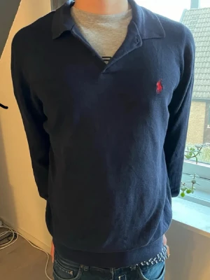Ralph Lauren Tröja - Säljer en snygg piké tröja från Ralph Lauren. Den är i bra skick men har behövt sy en liten del i nacken som man kan se på sista bilden. Skriv vid minsta fundering🙌