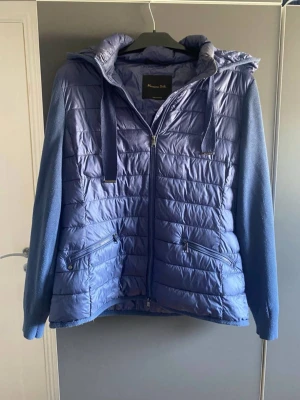 Blå pufferjacka från Massimo Dutti - Massimo dutti cardigan. Bär unikt och stilrent istället för basic och mid 