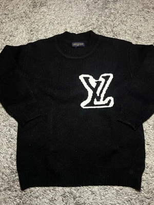 Sjukt snygg tröja  Louis Vuitton  - Svart stickad tröja, stilren design. Snygg logga på framsidan och baksidan. Storleken är medium. Om mått behövs så är det bara att kontakta mig.