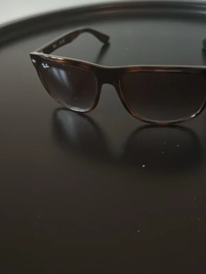 Ray ban boyfriend - Säljer ett par fina rayban boyfriend solglasögon i storlek 56 15 145, dom är i väldigt fint skick då dom är använda ett fåtal tillfällen 