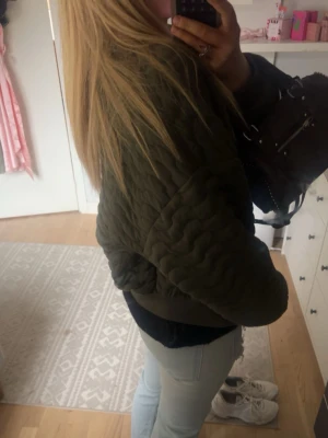 Quiltad Mörkgrön jacka - Grön bomberjacka i tyg ifrån Zara i storlek S som passar perfekt nu till våren🥹💞
