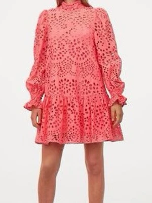 Rosa kort klänning med broderade detaljer - Superfin rosa kortklänning med broderade hålmönster och volang nertill. Klänningen har långärmade puffärmar och hög hals, vilket ger en trendig och lekfull look. Perfekt för dig som vill sticka ut med färg och mönster. Materialet känns lätt och luftigt.