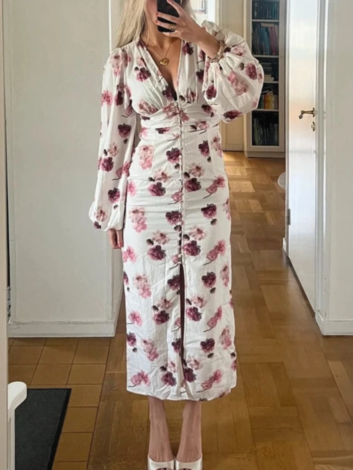 Vit blommig långklänning med puffärm - 1
