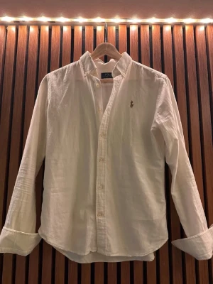 Vit skjorta från Polo Ralph Lauren - Väldigt bra skick. Storleken på lappen är M men skjortan sitter som en xs. Passar dig runt 170