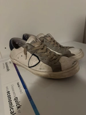 Philippe Model  - Säljer dessa Philippe modells som är väll använda skor. Ska köpa nya så behöver lite pengar, därför säljs dessa. Acceptabelt att pruta vid snabb och smidig affär