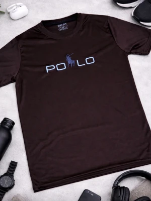 Brun POLO t-shirt - Snygg brun t-shirt från POLO med stort tryck på bröstet och klassisk logga. T-shirten har rund hals och är kortärmad, tillverkad i dri fit. Perfekt för en avslappnad och sportig stil. Storlek: M-L men passar mest M