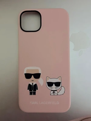 Karl Lagerfeld mobilskal  - Ljusrosa skal från Karl Lagerfeld, iPhone 16 Plus 🩷