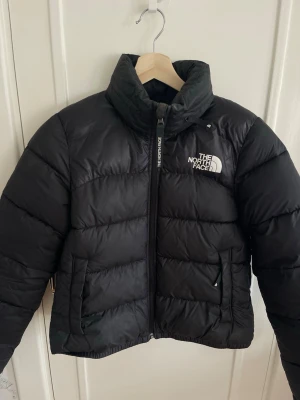 Svart pufferjacka från The North Face - Säljer en svart pufferjacka från The North Face. Skriv för fler bilder eller frågor. 