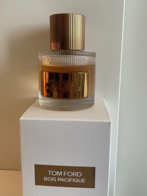 Tom Ford Bois Pacifique parfym 50 ml - Tom Ford, Bois Pacifique. Flaskan rymmer 50 ml och det är nog runt 40-45 ml kvar. Kommer med förpackning och kan även med kvitto. Perfekt för dig som gillar lyxiga och sofistikerade dofter.