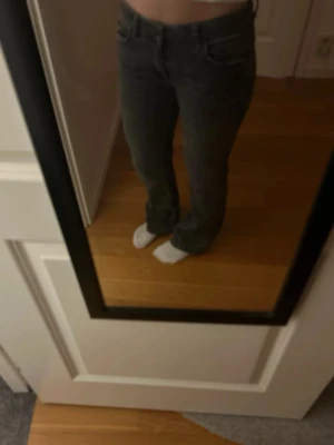 Mörkgrå Lowaist bootcut jeans - Säljer ett par mörkgrå jeans med bootcut passform och låg midja. I storlek 152 men passar mig med storlek 32