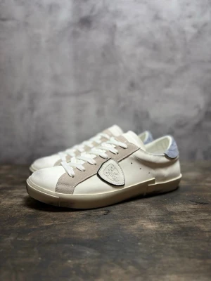 Philippe Model sneakers - Säljer dessa riktigt snygga vita sneakers i nyskick! Aldrig använda! Storlek 43.  Vad som ingår:   Orginalbox samt skor 👟 1:1                    Hör av er ifall ni har några frågor! ⚜️