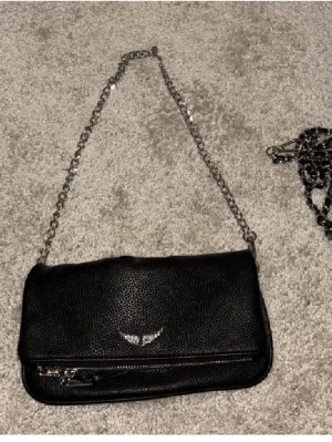 Zadig väska - Har ej äkthetsbevis, men har köpt den här på Plick som äkta. Pris kan diskuteras, vill bli av med den där av lågt pris💕inga defekter