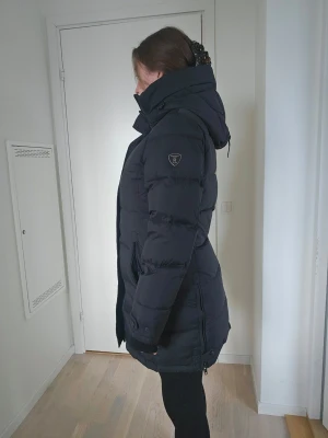 RockandBlue - Falcon Mid Jacket - Jättefin vinterjacka från ROCKANDBLUE 🖤 I mycket fint skick, använd fåtal gånger.  Inköpt för 3799:-  I storlek 38.