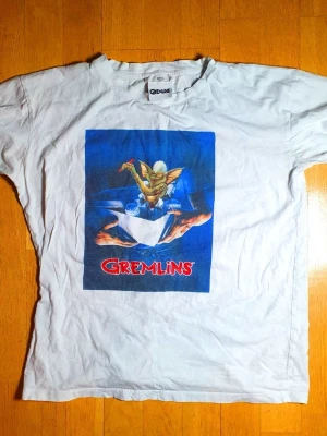 Gremlins T-Shirt | S / Small - T-Shirt med Gremlins tryck på framsidan i en härlig retro/vintage 90/00-tals stil!  MNG. Small (Mått finns på bilden).  Se bilder.