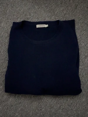 Mörkblå Kashmir tröja J.Lindeberg - Säljers en stilren mörkblå tröja från J.Lindeberg i Kashmir. Storlek M. Tröjan är i super fint skick 9/10. Bara att höra av sig för fler bilder eller andra frågor. Pris kan diskuteras! 🙌