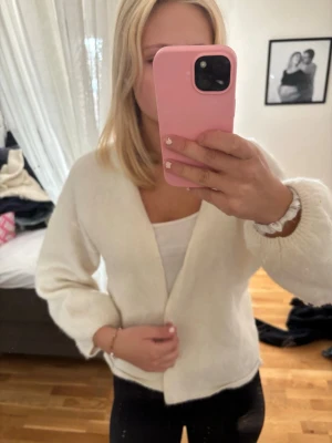 Vit kofta  - Fin vit kofta, storlek l men sitter som s💓💓💓