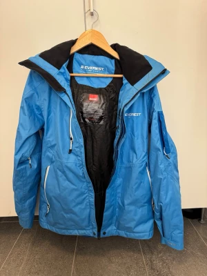 Skidjacka Everest dam - Använd endast ett fåtal gånger. Mycket fint skick. Skidjacka Everest dam storlek 40. 