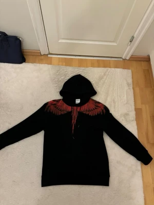 Marcelo Burlon Hoodie - Svart/röd - Unik Marcelo burlon hoodie i storlek M. Den är sparsamt använd och i väldigt bra skick. Pris kan alltid diskuteras vid snabb affär.