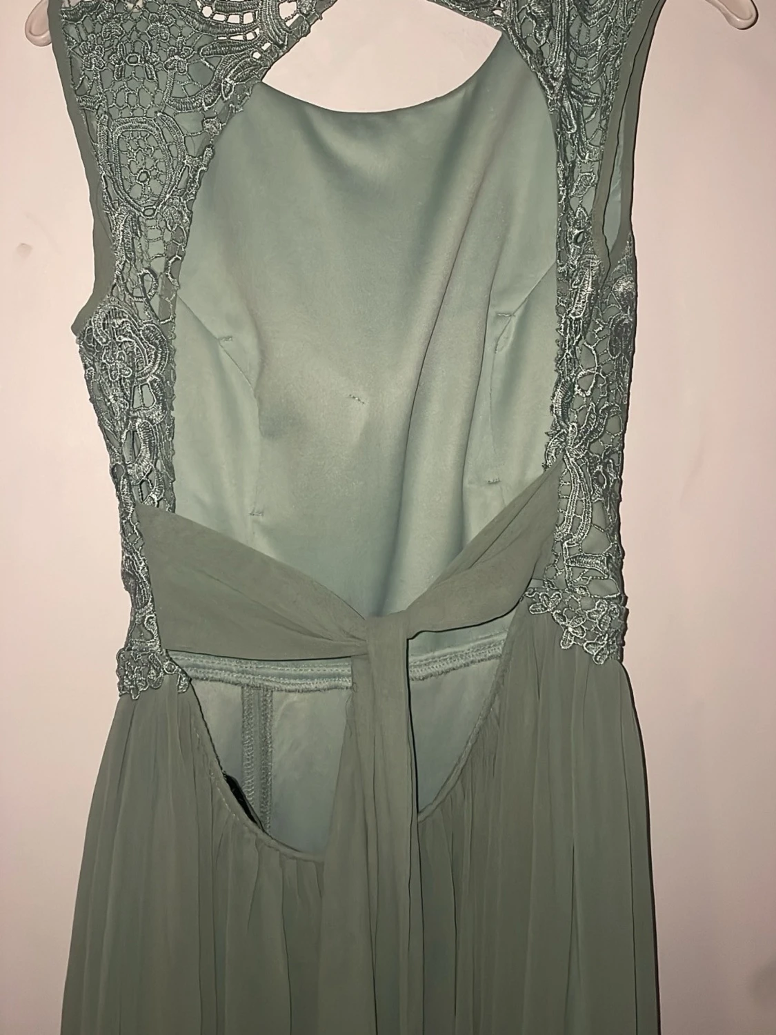 Grön långklänning med spetsdetaljer - 1