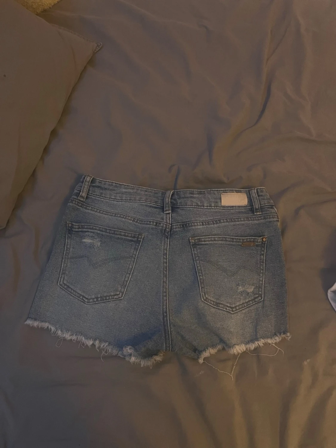 Blå jeansshorts med fransig kant