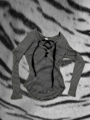 Randig tröja - Svart och vit randig tröja. Den är figursydd, sätter så sig snyggt runt midjan.