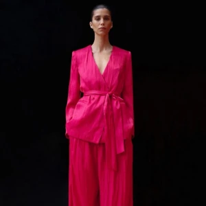 Blazer och byxor  - Jättefint set, blazer aldrig använd men byxorna använda i några timmar. Finns även en likadan blazer som är i storlek M, och är använd i några timmar. Byxor är i storlek M.  Överdel som är oanvänd säljer jag för 350 och den använda för 250 Byxorna säljer jag för 250. Om man skulle vilja köpa settet ihop kan vi diskutera ett bra pris tillsammans💕pris går såklart även att diskuteras vid köp av separata plagg