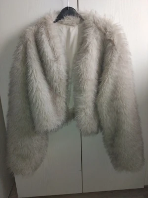 Mjuk fuskpäls  - Super mjuk och skön fuskpäls jacka, endast använd 1 gång