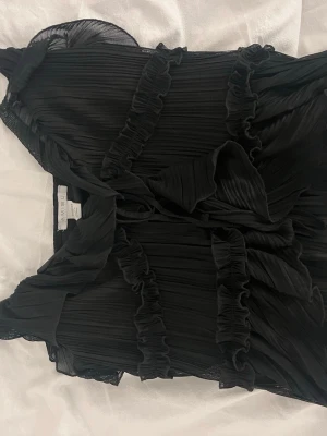 Svart volangblus -  Svart Volang linne från New Yorker