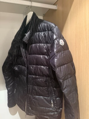 Moncler jacka! - Säljer nu min moncler acuros jacka! En perfekt jacka när våren ligger runt hörnet, hör av dig vid frågor eller funderingar! Inga defekter eller liknande, och den är självklart äkta! Pris kan diskuteras 