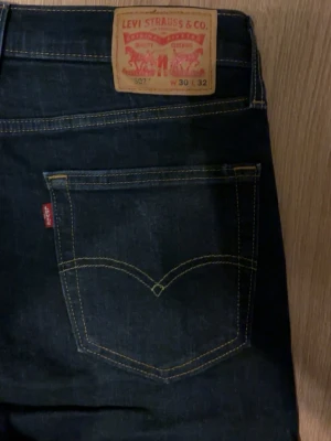 Levi's 502 mörkblå jeans - Säljer ett par mörkblå Levi's 502 jeans, helt nya fast utan tags aldrig använt.