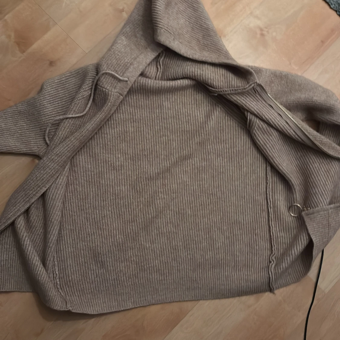 Beige stickad hoodie med dragkedja - 2