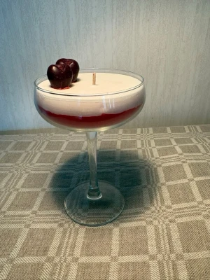 Cherry doftljus - Cherry Bomb 🕯️Ett doftljus som både luktar och ser ut som en körsbärsdrink. Brinntiden är över 16 timmar. Den enda defekten gäller bara estetiska skäl, därav påverkas inte produktens användning i sig. Finns att hämta upp på ProCivitas Privata Gymnasium Södermalm, Tullgårdsgatan 12, om man inte vill betala frakt.