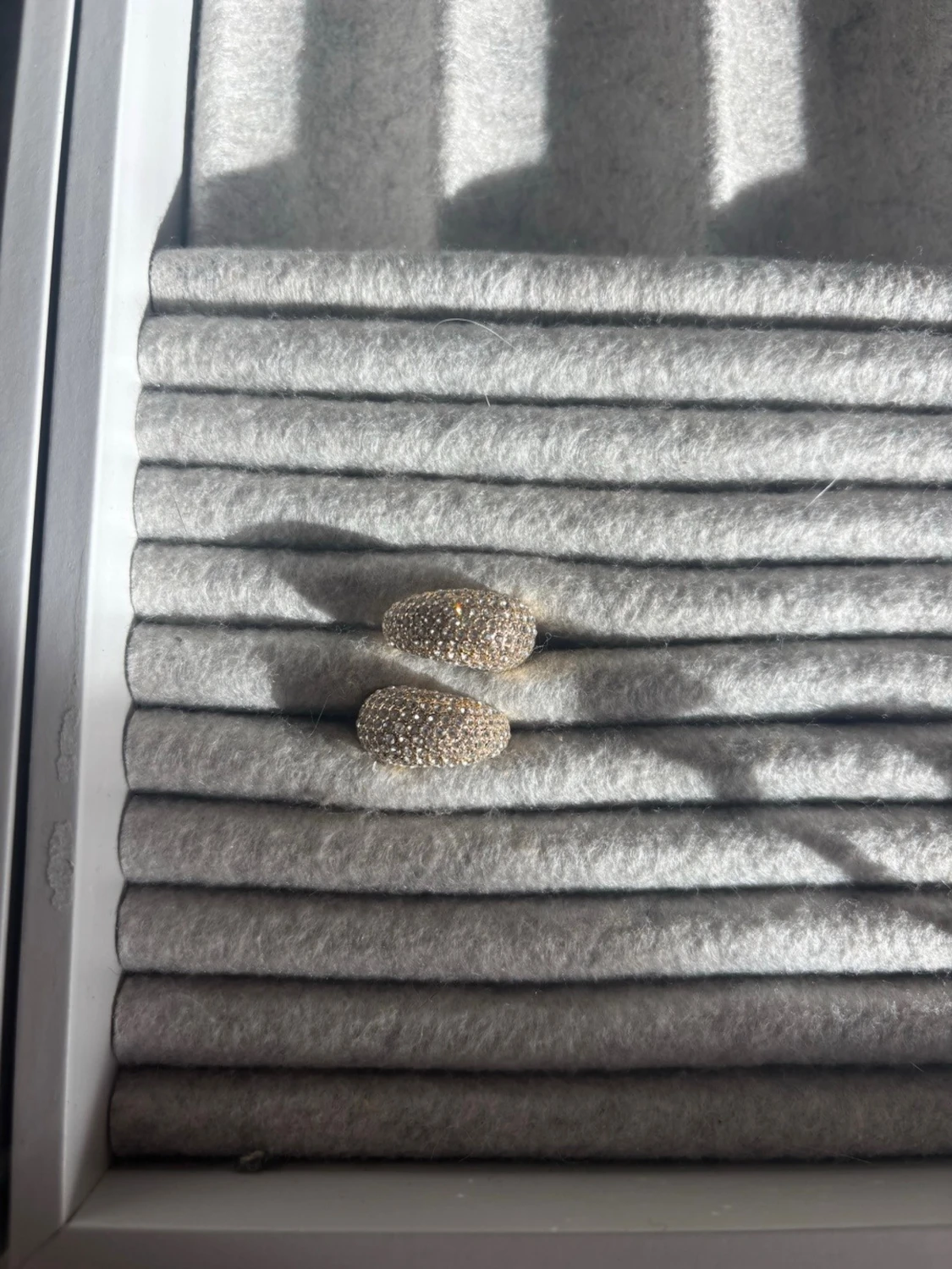 Guldiga örhängen med små pärlor