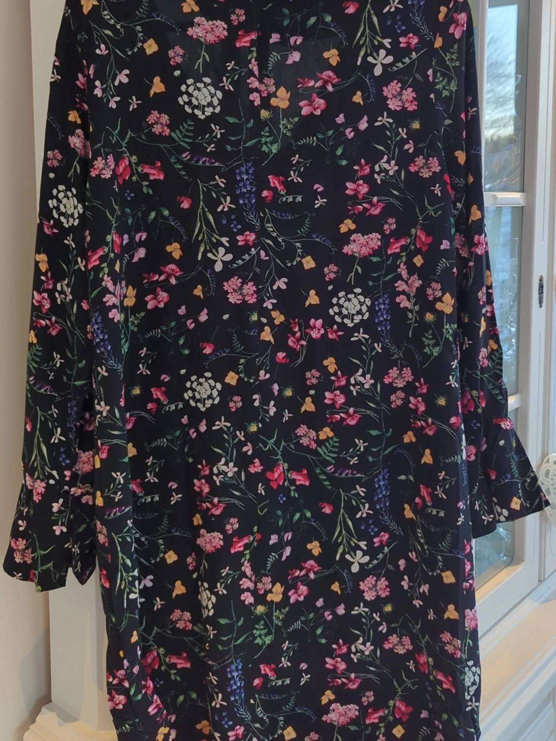 Blommig svart kortklänning med bälte - 3