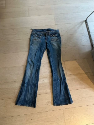 Blå bootcut jeans med detaljer - Så snygga ifrån LOIS. Passar XS eller liten S