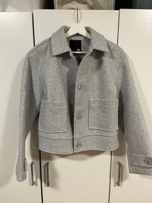 Grå kappa - Grå kappa i storlek xs, använd fåtal gånger och i mycket bra skick💞