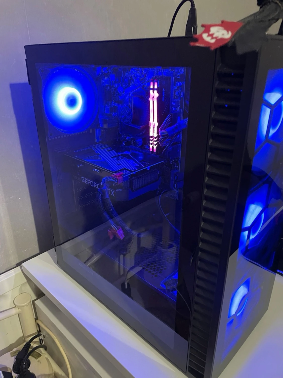 Stationär gamingdator med RGB-belysning