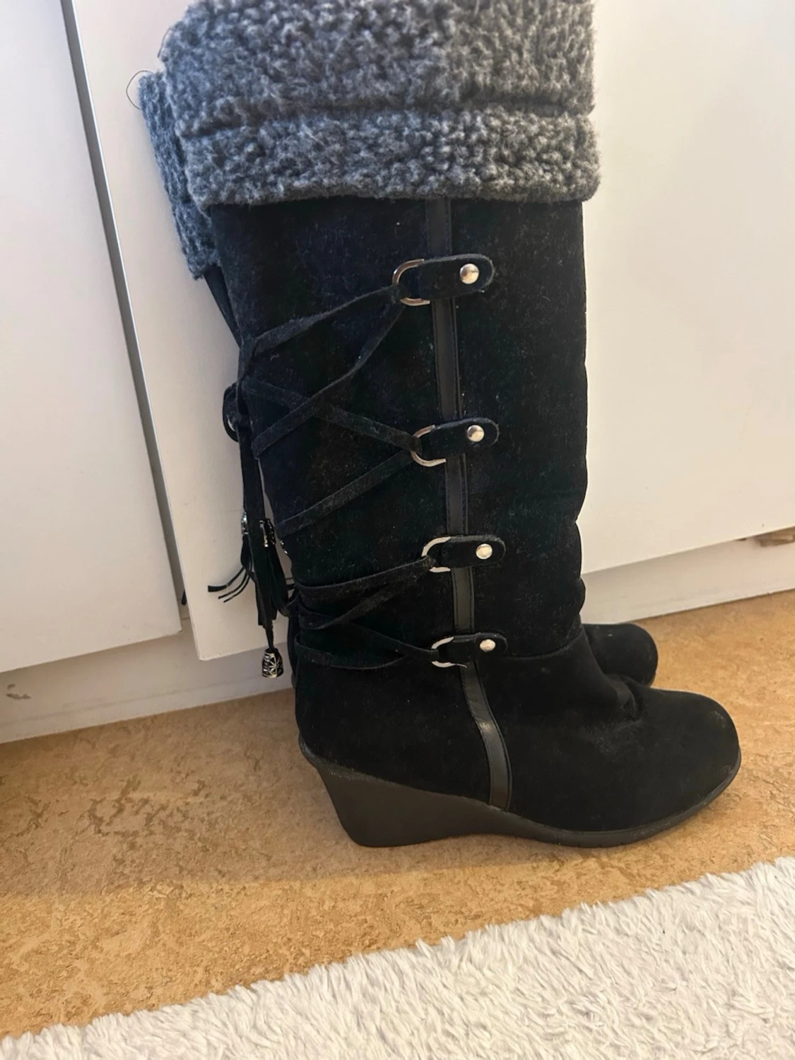 Svarta kilklackstövlar med grått foder - 2