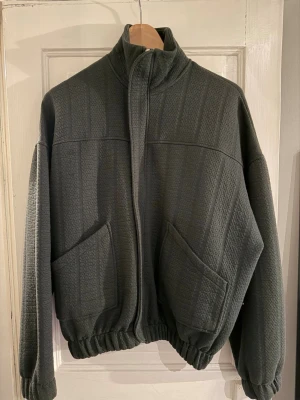 Mörkgrön kofta  - Mörkgrön kofta med silver kedja. XS-S 